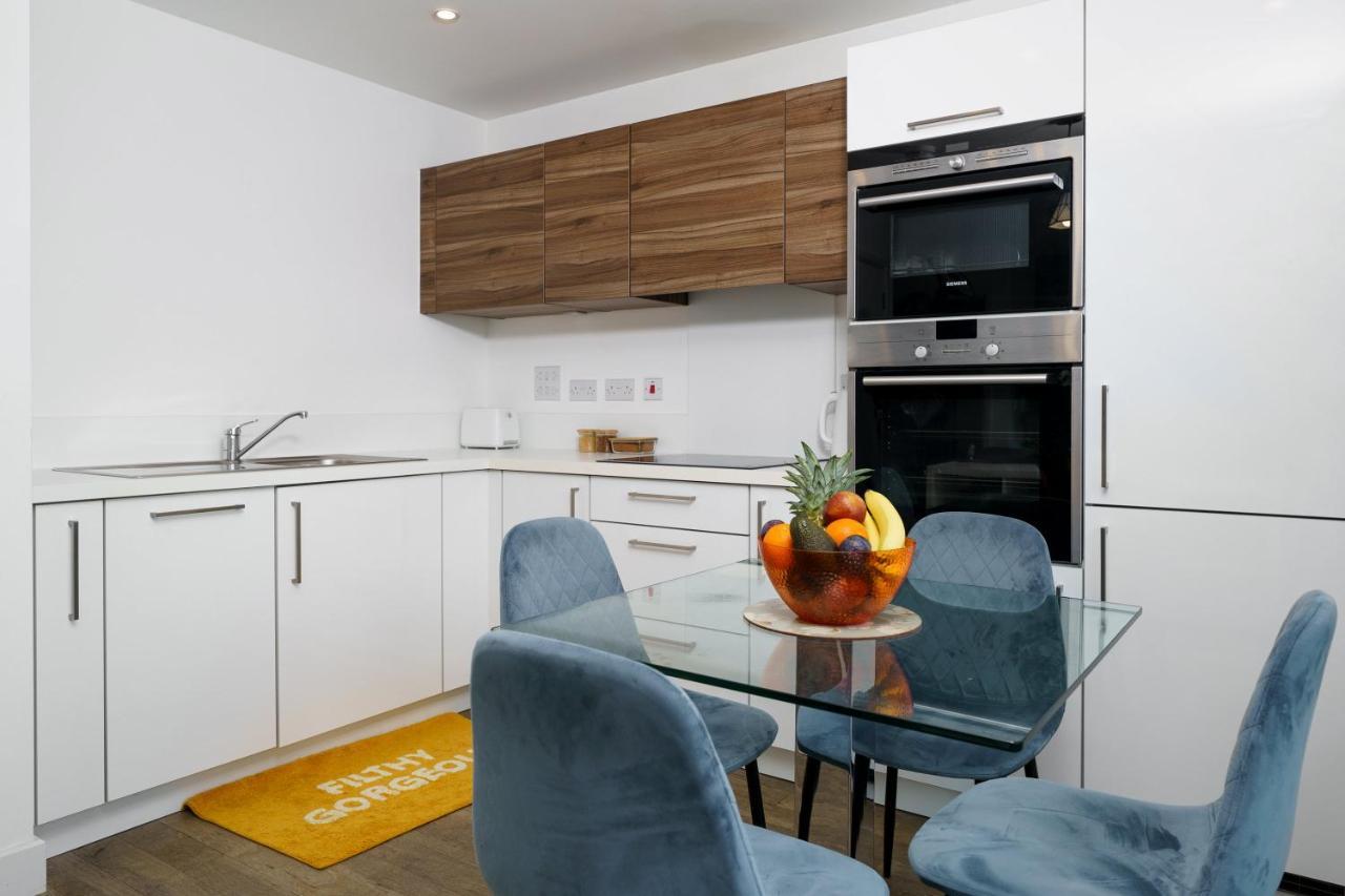 Stylish Fully-Equipped One Bedroom Apartment With Extra Sofa Bed, Free Secure Parking, Onsite Gym, 24Hr Security & Concierge Лондон Экстерьер фото