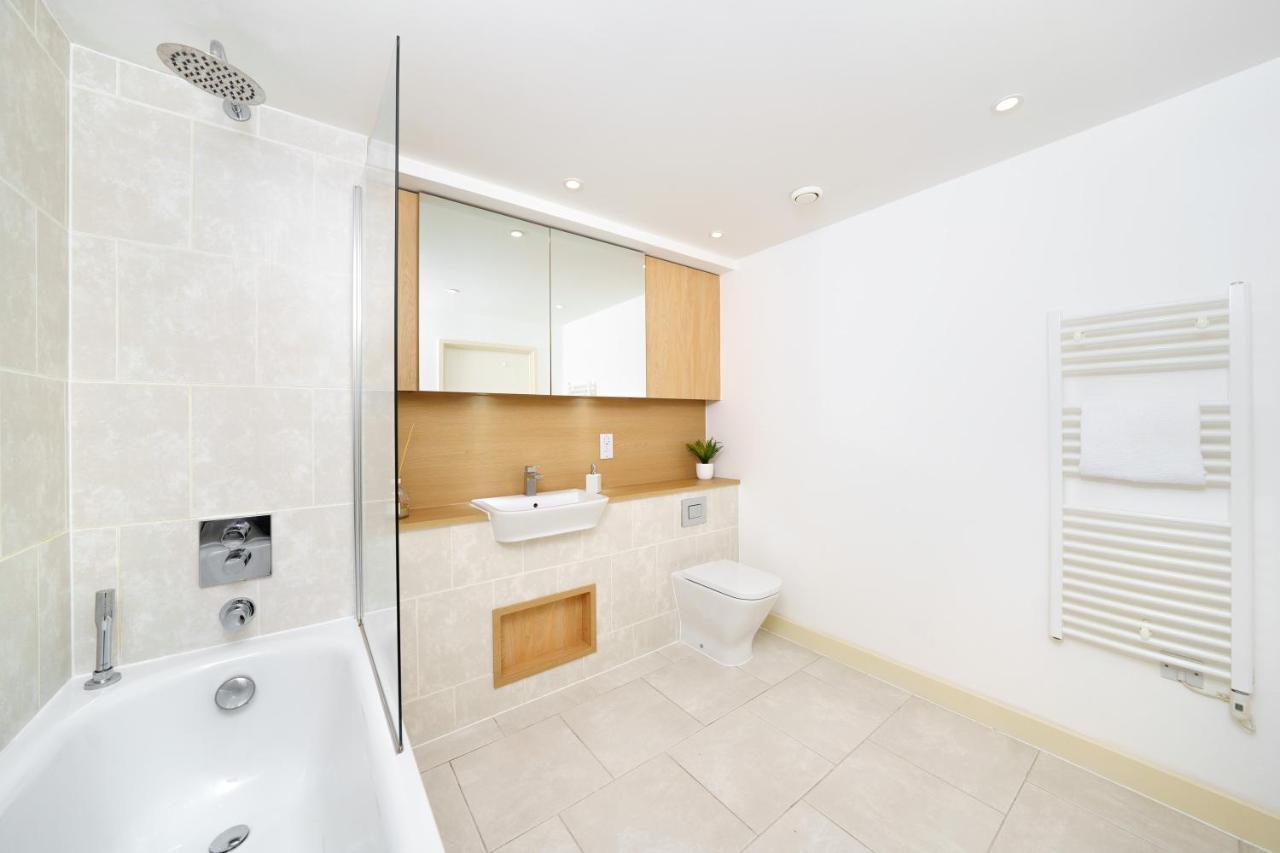Stylish Fully-Equipped One Bedroom Apartment With Extra Sofa Bed, Free Secure Parking, Onsite Gym, 24Hr Security & Concierge Лондон Экстерьер фото